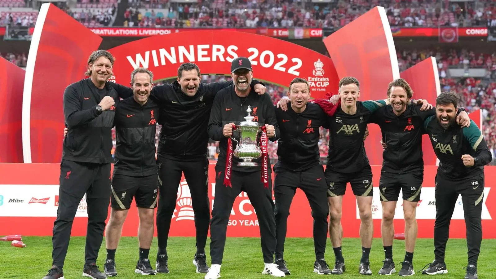 Liverpools Coach Jürgen Klopp (M) feiert den Gewinn des FA Cups mit seinem Trainerteam. (Foto: Nick Potts/PA Wire/dpa)