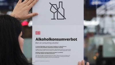 Alkoholkonsumverbot - so nennt die Deutsche Bahn die neue Regel, die ab Donnerstag an 5.700 Bahnhöfen deutschlandweit gilt. (Archivbild) (Foto: Sebastian Willnow/ dpa/dpa)
