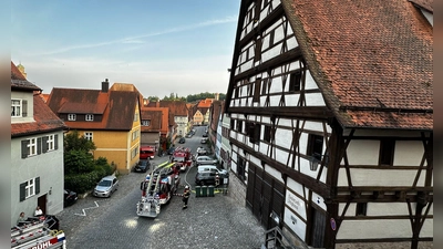 Am Zeughaus der Kinderzeche proben Einsatzkräfte der Dinkelsbühler Feuerwehr den Ernstfall. (Foto: Martina Haas)