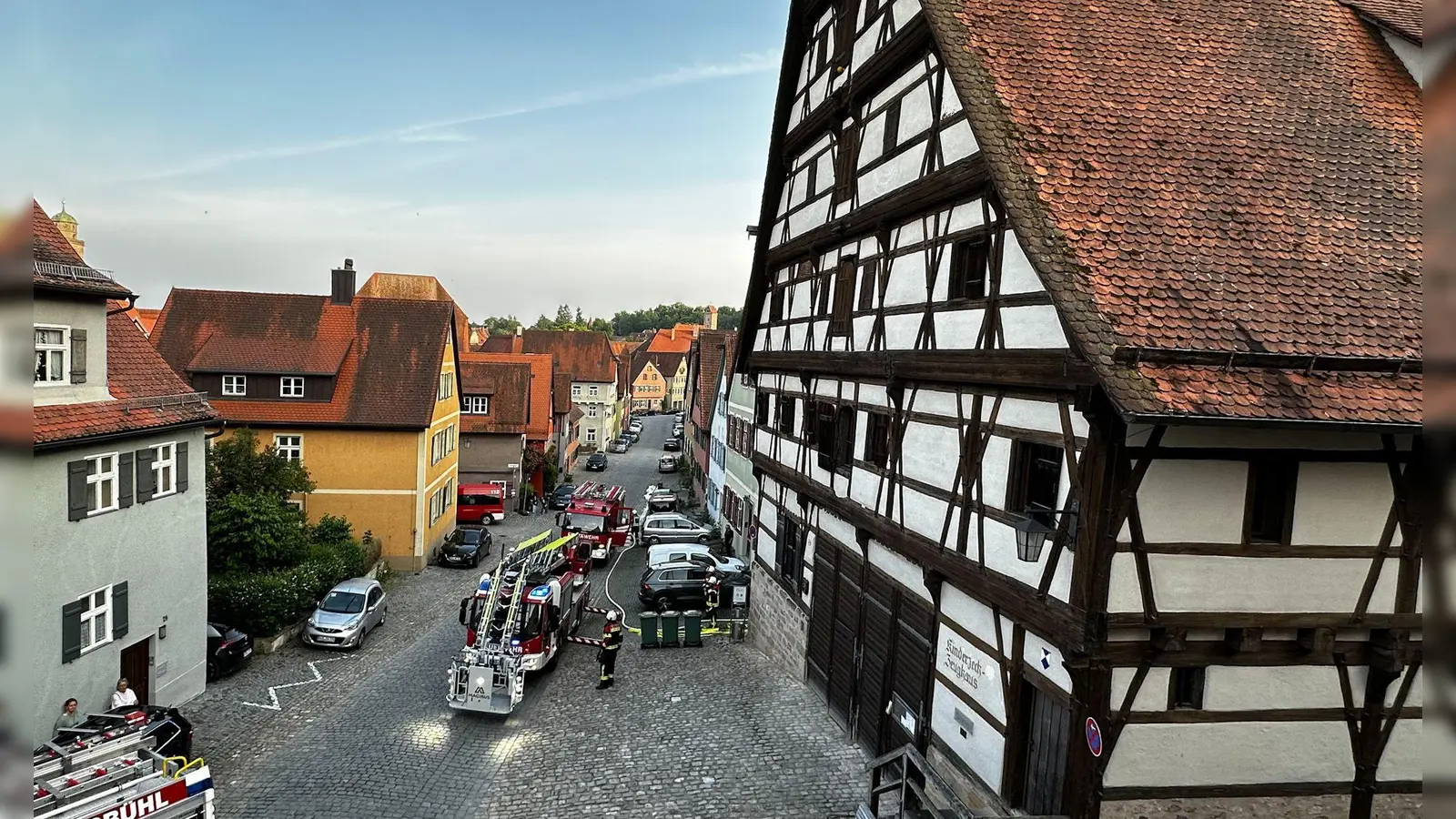 Am Zeughaus der Kinderzeche proben Einsatzkräfte der Dinkelsbühler Feuerwehr den Ernstfall. (Foto: Martina Haas)