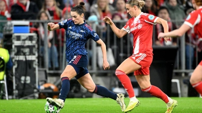 Bayerns Klara Bühl (rechts) im Zweikampf mit Emily Fox von Arsenal. (Foto: Jens Niering/dpa)