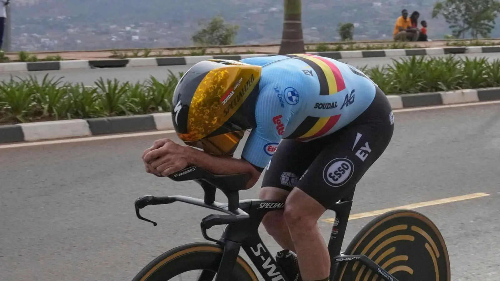 Der Belgier Remco Evenepoel beim Einzelzeitfahren der WM in Ruanda.  (Foto: Jerome Delay/AP/dpa)
