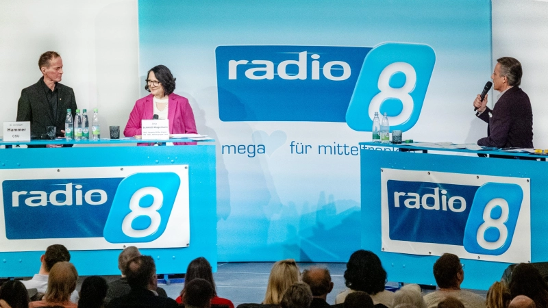 Wie sieht die Zukunft von Dinkelsbühl aus? Vor vollem Haus nahmen dazu die beiden Kandidierenden für das OB-Amt, Dr. Christoph Hammer und Anja Schmidt-Wagemann, Stellung. Durch den Abend führte Programmleiter Klaus Seeger. (Foto: Evi Lemberger)