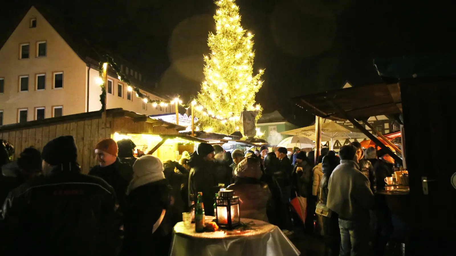 Neben dem eigentlichen Weihnachtsmarkt mit Verkaufsbuden auf dem Marktplatz zog der Kunsthandwerkermarkt die Besucher nach Heilsbronn. (Foto: Alexander Biernoth)