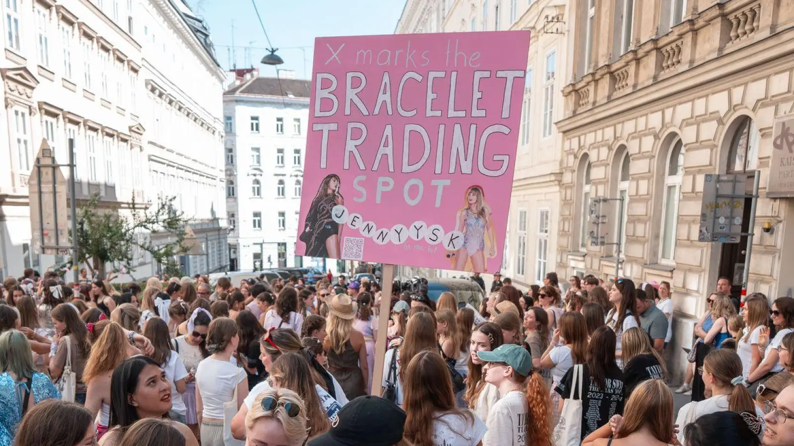 Wien am Freitag: Taylor-Swift-Fans versammeln sich und tauschen Armbänder aus. (Foto: Georg Hochmuth/APA/dpa)