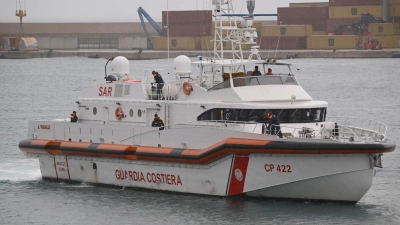 Ein Schiff der italienischen Küstenwache hat 50 Menschen  vor Lampedusa gerettet. (Archivbild)  (Foto: Valeria Ferrario/AP/dpa)