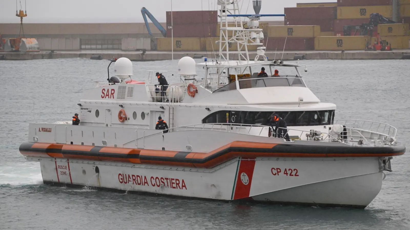Ein Schiff der italienischen Küstenwache hat 50 Menschen  vor Lampedusa gerettet. (Archivbild)  (Foto: Valeria Ferrario/AP/dpa)