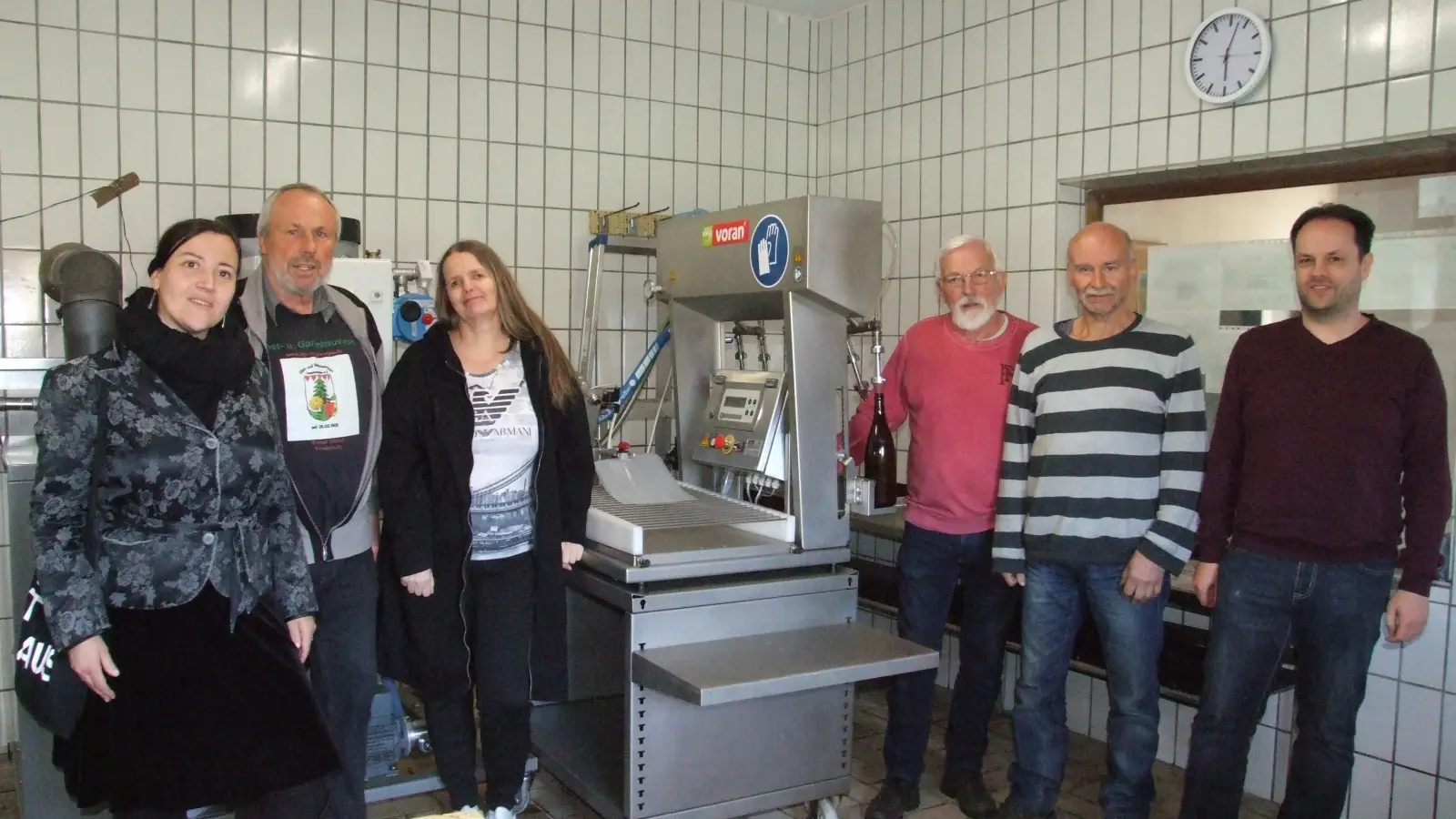 Mitglieder des Vorstandsteams des Obst- und Gartenbauvereins Feuchtwangen in der Mosterei (von links): Nancy Müller, Reiner Schöbel, Kathrin Schulz, Hermann Ebert, Markus Haas und Jens Setzer möchten, dass die Vereinigung bestehen bleibt. (Foto: Jasmin Kiendl)