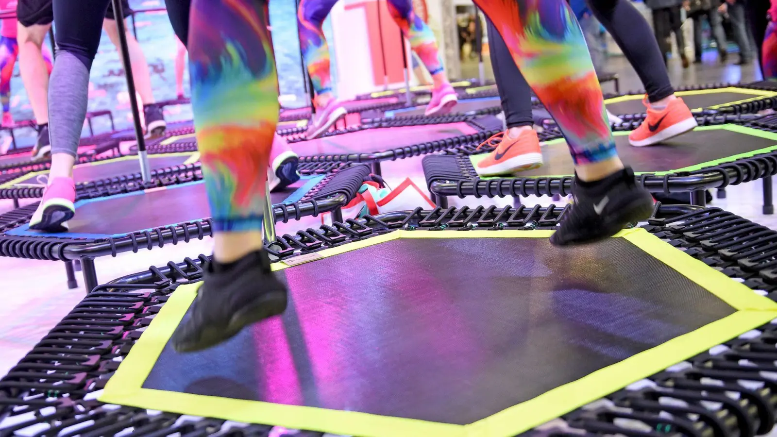 Macht auch Erwachsenen Spaß: Mini-Trampoline trainieren Herz, Kreislauf und Muskeln. (Foto: Henning Kaiser/dpa/dpa-tmn)