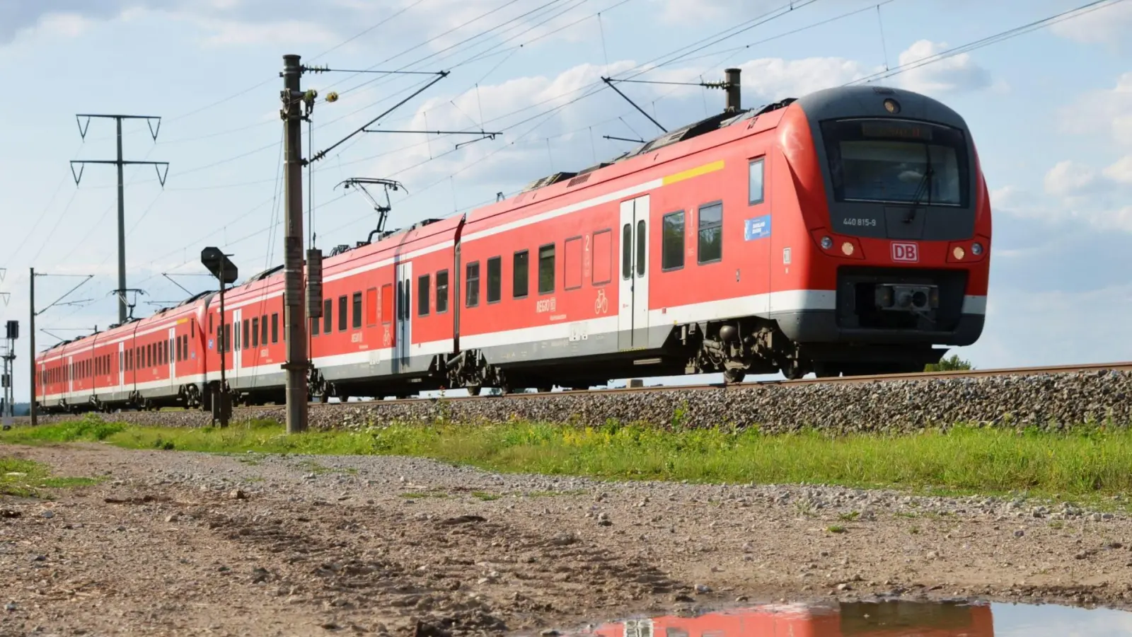 Die S4 der Deutschen Bahn war am Mittwochnachmittag von der Sperrung des Bahnhofs in Ansbach betroffen. (Symbolbild: Johannes Hirschlach)