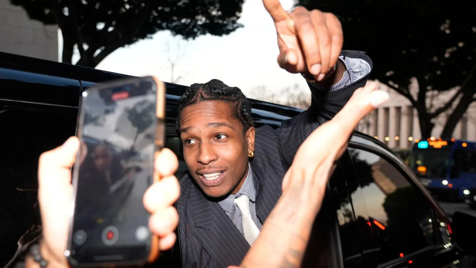 Rapper Asap Rocky kommt nach einem Freispruch um eine drohende Haftstrafe herum.  (Foto: Damian Dovarganes/AP/dpa)