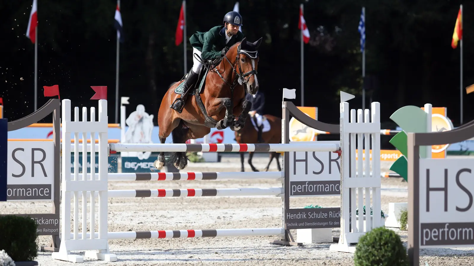 Julius Ehinger auf „Sri Lanka“ beim Internationalen Turnier in Hagen. In der Umgebung von Herbolzheim will er mit seiner Freundin Anna Felsch ein Gestüt für Reit- und Springpferde gründen und betreiben. (Foto: Marc Brodbeck)