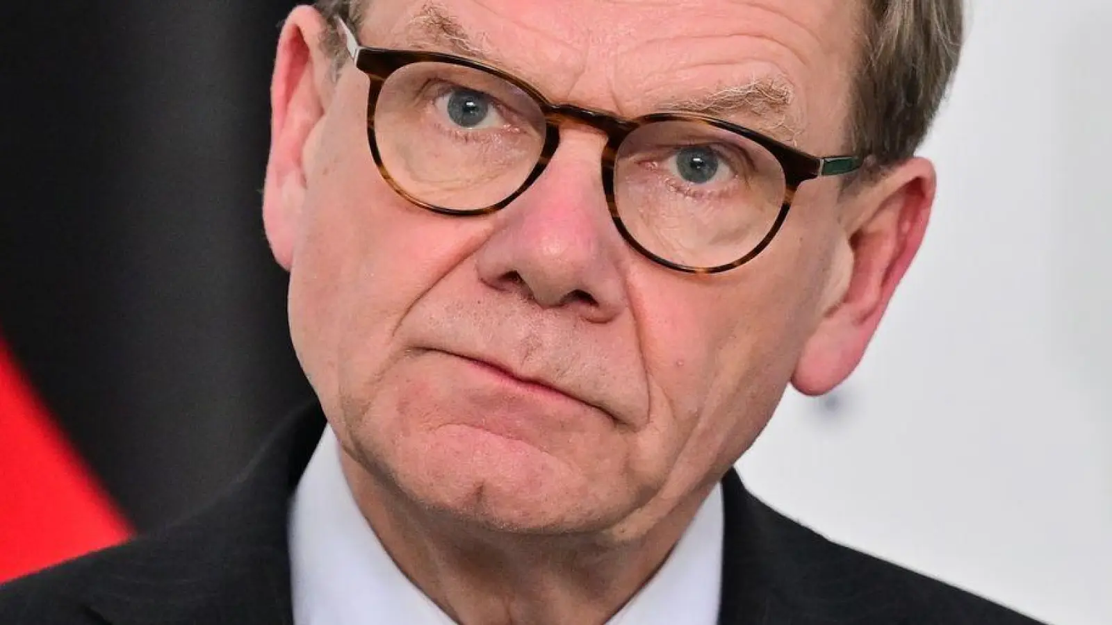 Außenminister Johann Wadephul (CDU) äußert sich bei einem Auftritt in der äthiopischen Hauptstadt Addis Abeba auch zum Spionageverdacht in Deutschland - und verkündet Konsequenzen. (Foto: Sebastian Gollnow/dpa)