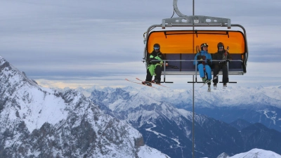 Bald startet der Skibetrieb auch an der Zugspitze. (Archivfoto)  (Foto: Karl-Josef Hildenbrand/dpa)