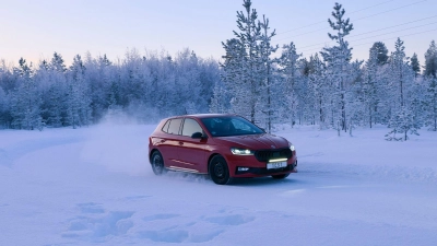 Der ADAC hat 32 Winterreifen aus zwei Größenkategorien getestet. (Foto: Marc Wittkowski/ADAC/dpa-tmn)