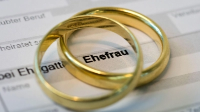 Nur aus steuerlichen Gründen geheiratet? Manchmal wird das Paaren jedenfalls unterstellt. Dabei lohnt sich die Ehe aus finanzieller Sicht gar nicht immer. (Foto: Andrea Warnecke/dpa-tmn)
