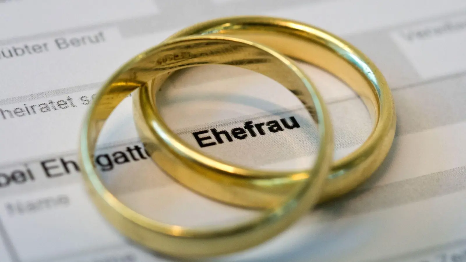 Nur aus steuerlichen Gründen geheiratet? Manchmal wird das Paaren jedenfalls unterstellt. Dabei lohnt sich die Ehe aus finanzieller Sicht gar nicht immer. (Foto: Andrea Warnecke/dpa-tmn)