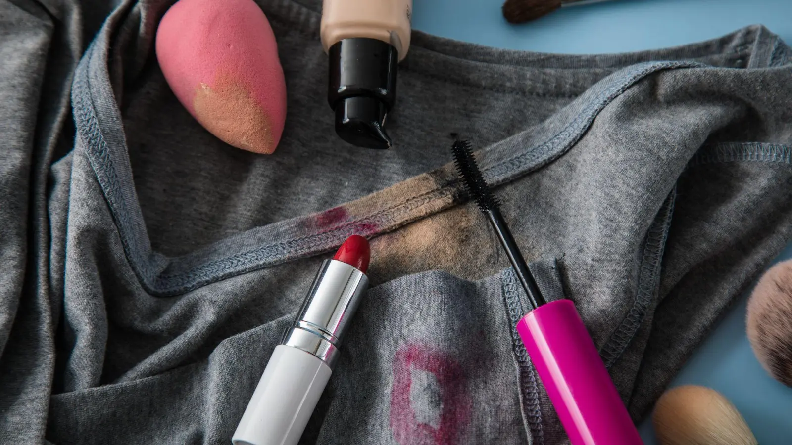 Make-up-Flecken lassen sich oft vollständig entfernen: Mit dem richtigen Vorgehen bleibt das Lieblingsshirt fleckenfrei. (Foto: Christin Klose/dpa-tmn)