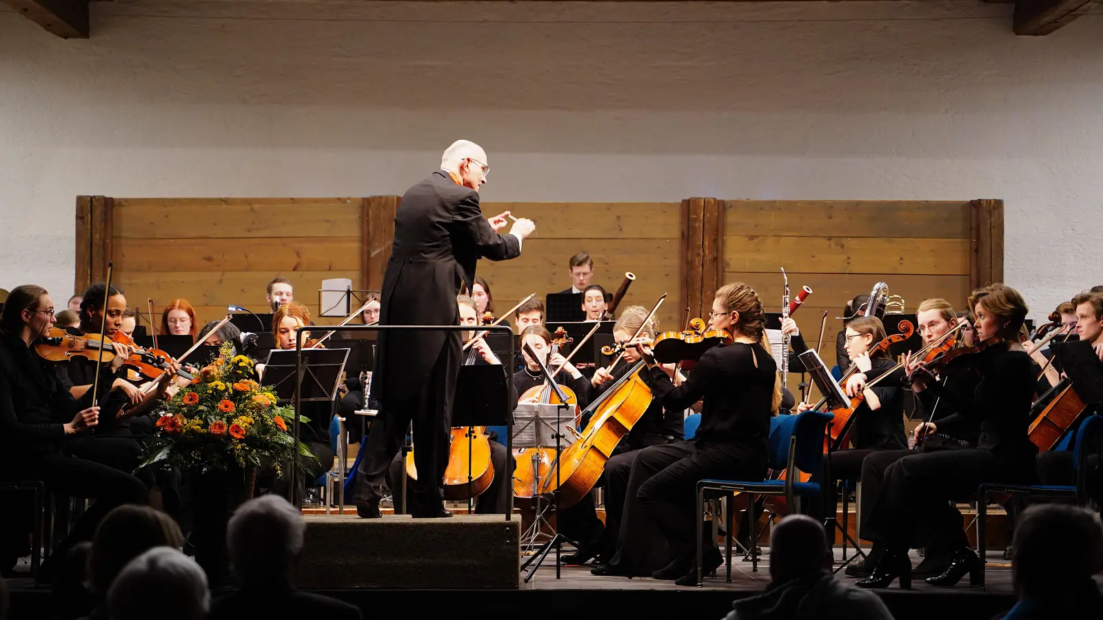 Bereits seit 2006 spielt das Akademische Orchester unter der Leitung von Markus Popp. Die Reichsstadthalle füllen sie mit Rachmaninow, Filmmusik und einer Fanfare. (Foto: Simone Hedler)