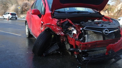 Der Opel konnte nicht mehr ausweichen, nachdem ein BMW in die Leitplanke der Gegenfahrbahn geschlittert war. (Foto: NEWS5 / Markus Zahn)
