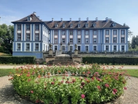 Blaues Schloss, bunte Blumen - gesehen in Obernzenn (Foto: Anja Meder)