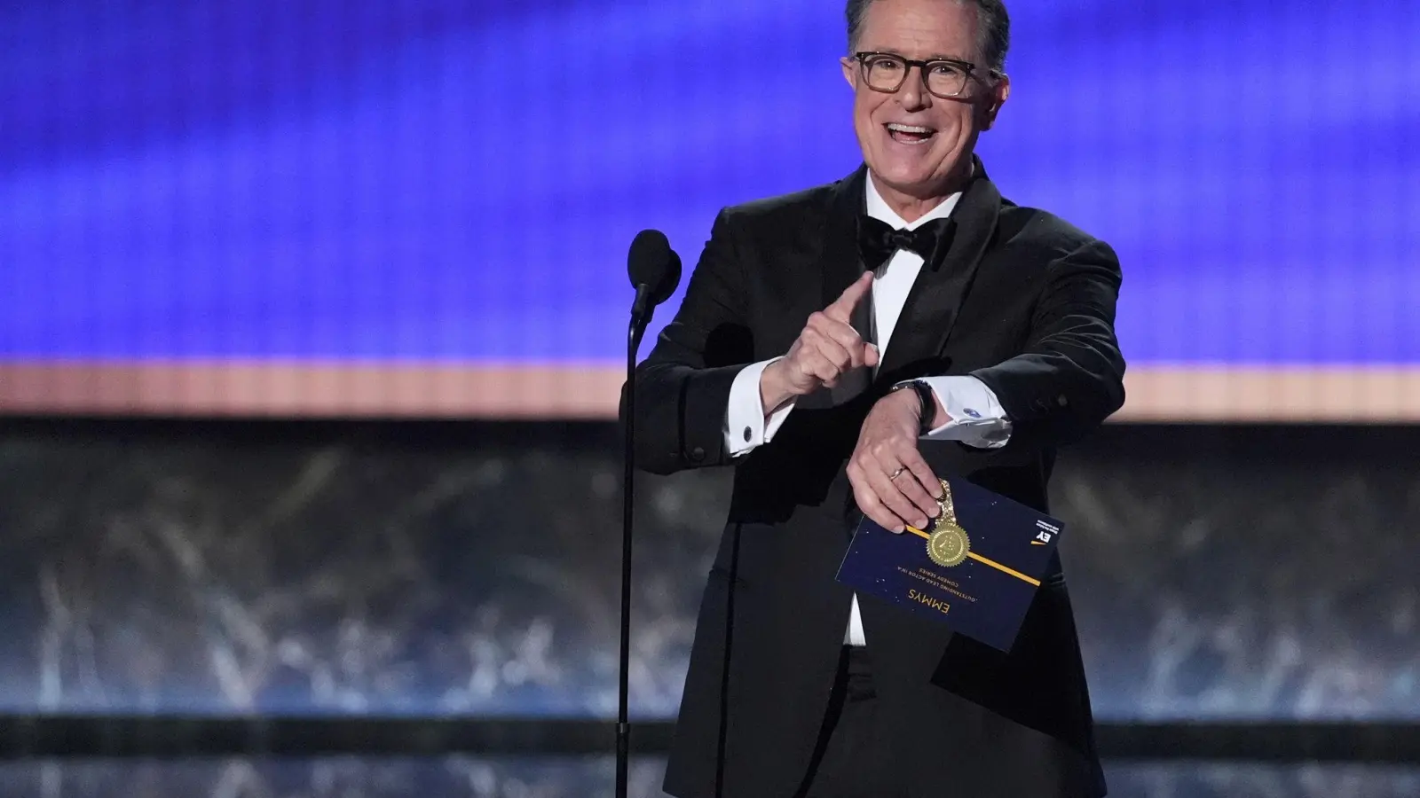 Der US-Comedian meldet sich nur 24 Stunden nach seinem Aus bei CBS mit Komik, Tragik und auch kleinen Spitzen aus einer Lokalshow zurück.  (Foto: Chris Pizzello/Invision/AP/dpa)