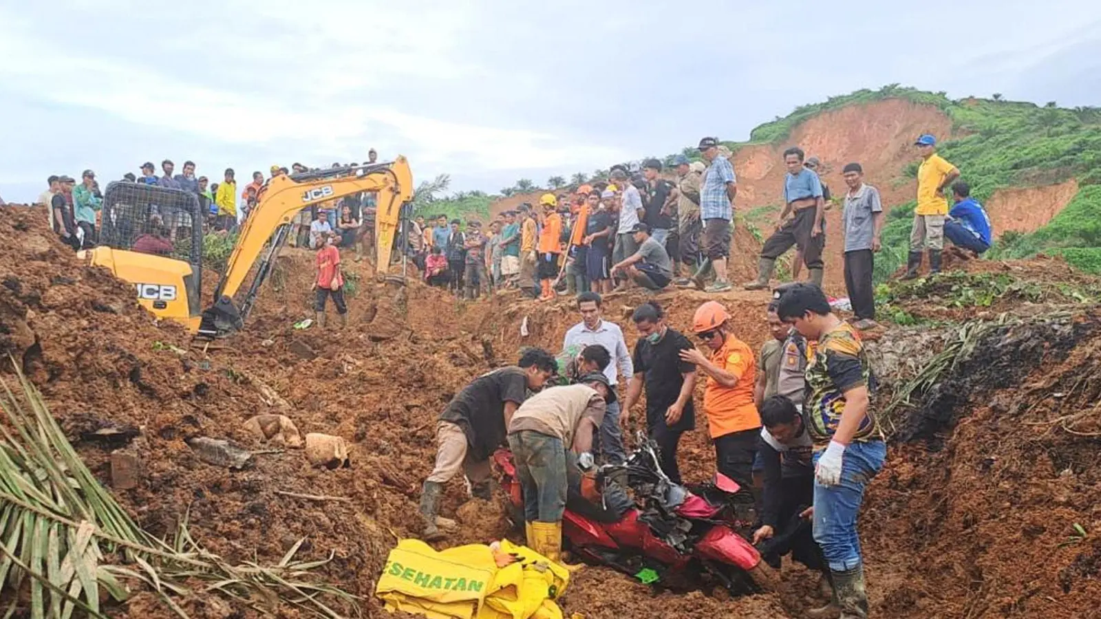Rettungskräfte in Nordsumatra suchen nach Opfern. (Foto: Uncredited/BASARNAS/AP/dpa)