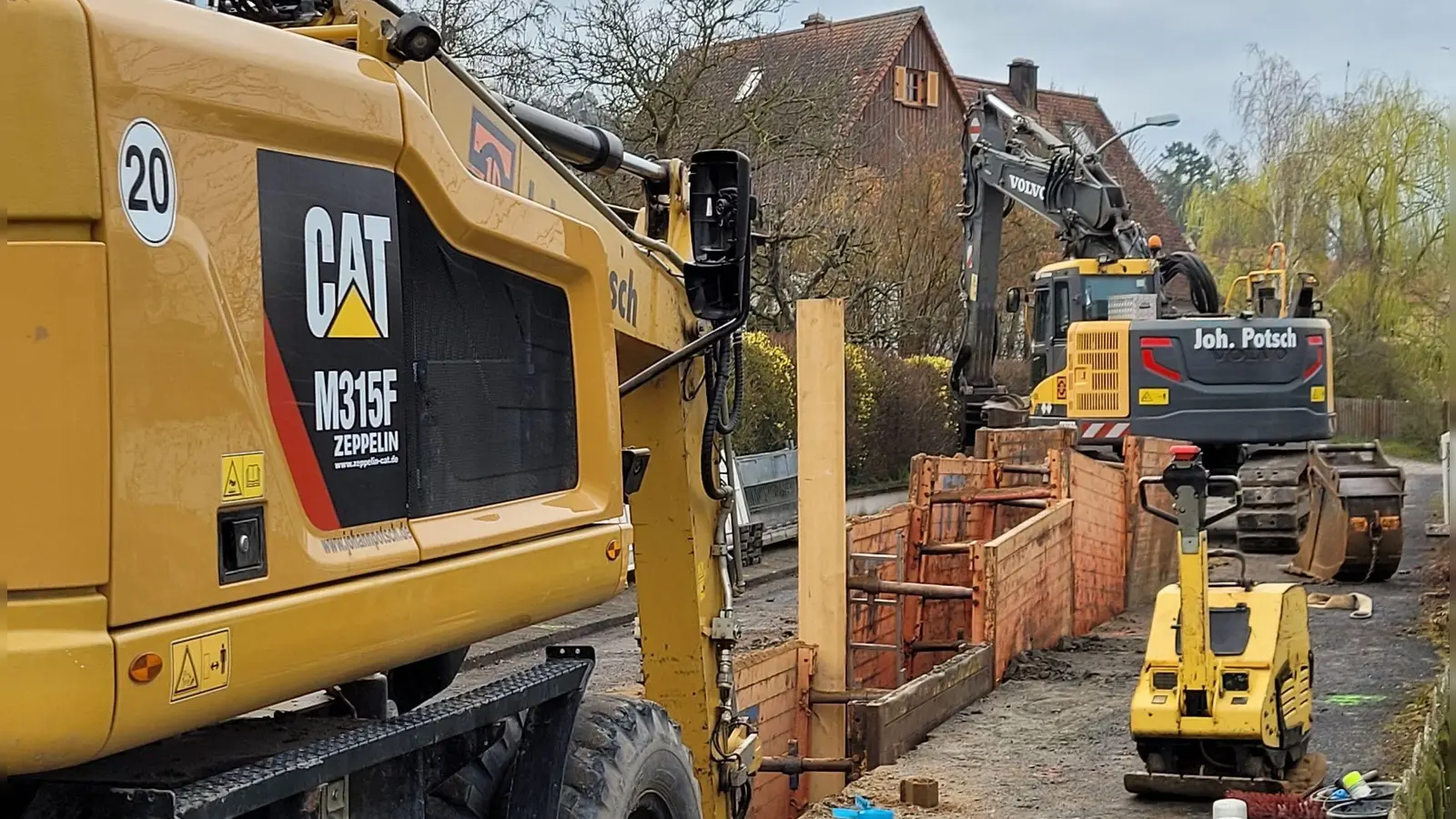 Kanalsanierungen oder Kanalerneuerungen sind derzeit vielerorts Thema, wie hier in Dietersheim. Auch in Uffenheim wird das noch zu einem „Riesenthema”.  (Symbolbild: Nina Daebel)