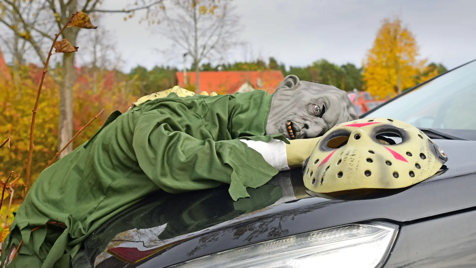 Kleine Details und große Aufreger gibt es im Garten und an der Fassade von Christa und Steve Miller in Höfstetten bei Ansbach zu sehen. Halloween-Grusel vom Feinsten. (Foto: Irmeli Pohl)