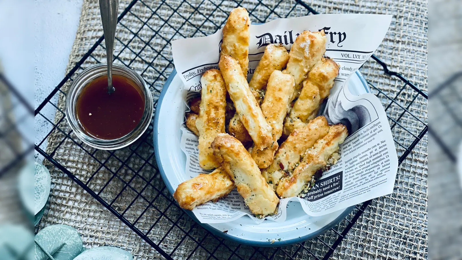 Die Halloumi-Stifte werden aus einem Block des zypriotischen Grillkäses im Airfryer zubereitet.  (Foto: Justyna Szamocka/jussilicious-foodblog.de/dpa-tmn)