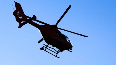 Der 53-Jährige wurde mit lebensgefährlichen Verletzungen ins Krankenhaus geflogen. (Symbolbild) (Foto: Julian Stratenschulte/dpa)