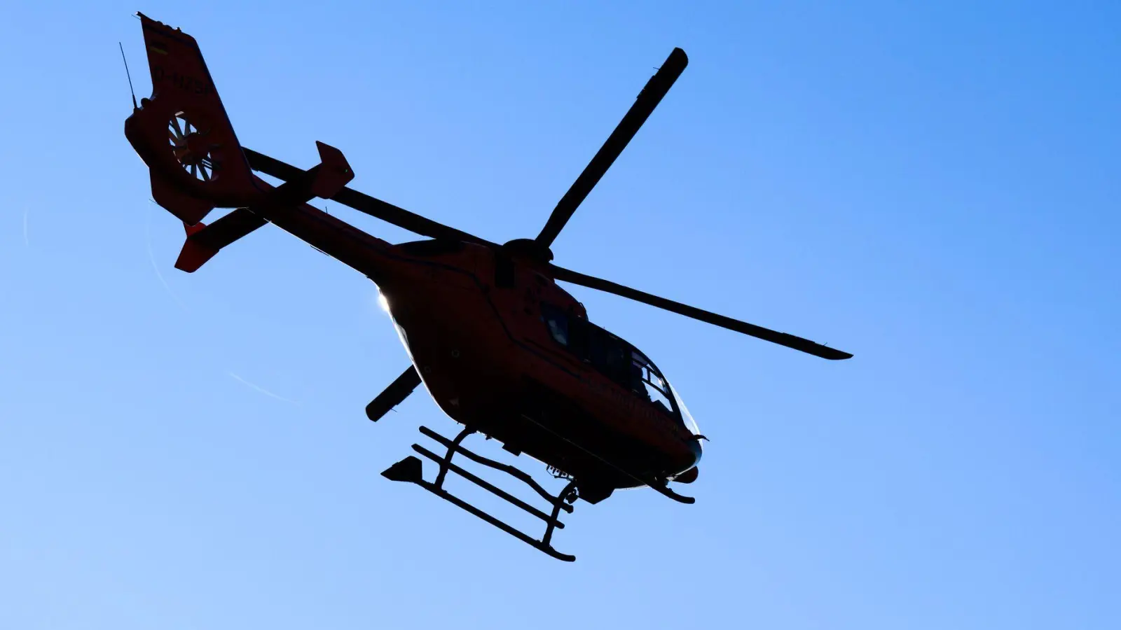 Der 53-Jährige wurde mit lebensgefährlichen Verletzungen ins Krankenhaus geflogen. (Symbolbild) (Foto: Julian Stratenschulte/dpa)