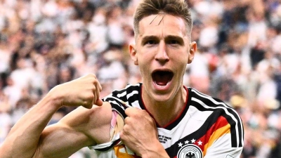 Deutschland lässt die Muskeln spielen, Nico Schlotterbecks Jubel nach seinem Kopfballtor. (Foto: Tom Weller/dpa)