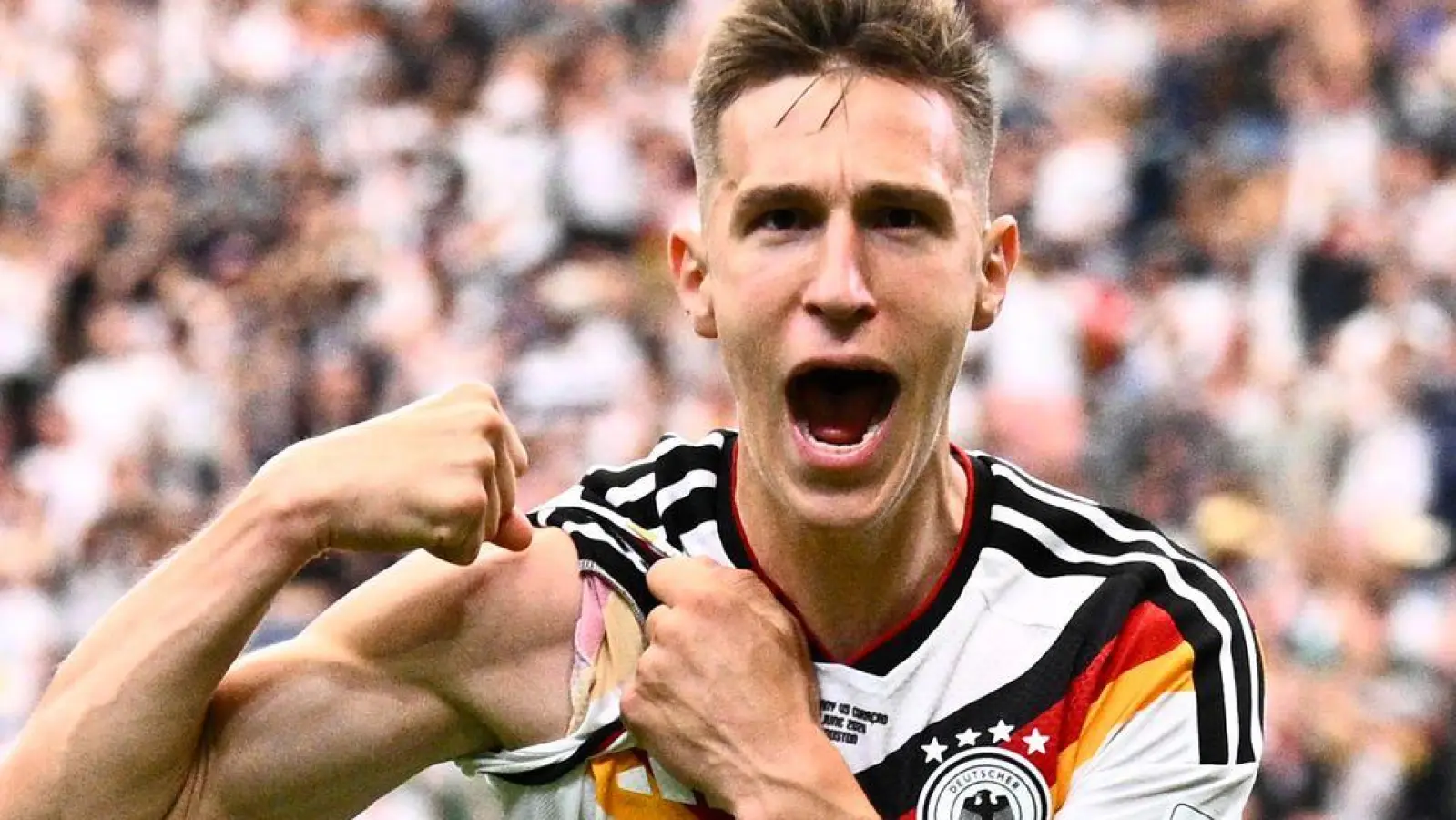 Deutschland lässt die Muskeln spielen, Nico Schlotterbecks Jubel nach seinem Kopfballtor. (Foto: Tom Weller/dpa)