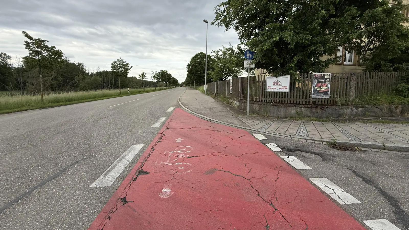 Der Wagen kam genau nach dieser Straßeneinmündung über den hier abgeflachten Bordstein auf den kombinierten Geh- und Radweg. (Foto: Manfred Blendinger)