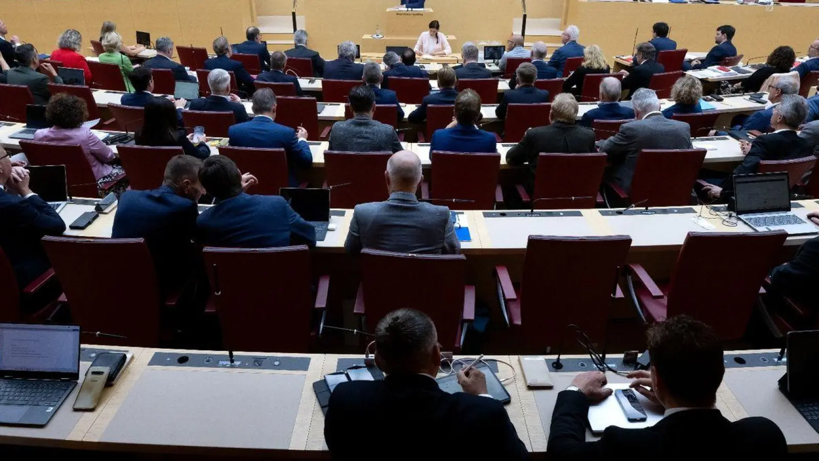 Markus Söder (CSU), Ministerpräsident von Bayern, gibt im bayerischen Landtag eine Regierungserklärung. Thema der Sitzung ist das Modernisierungs- und Beschleunigungsprogramm Bayern 2030. (Foto: Sven Hoppe/dpa)