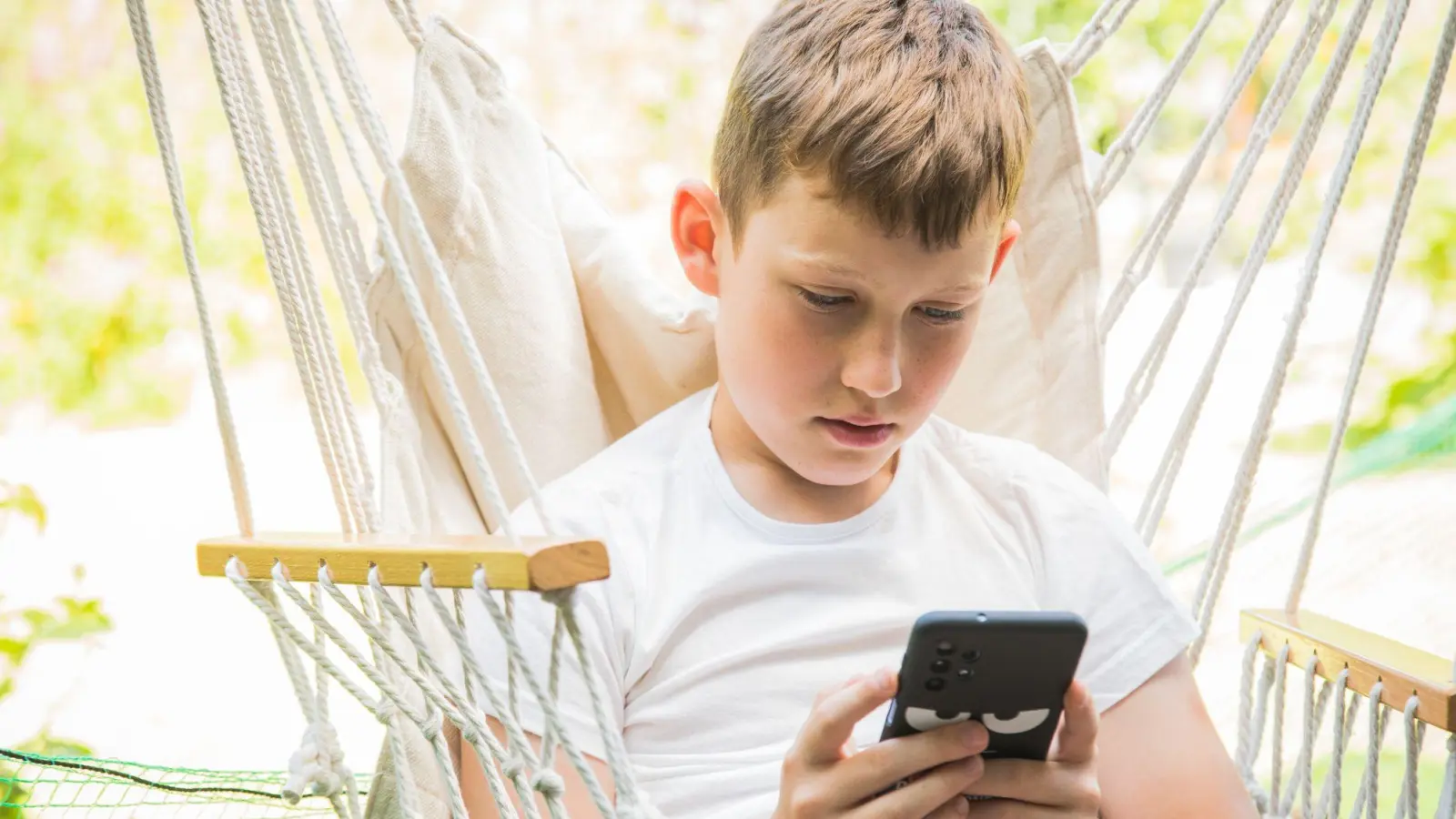 Ganz gechillt mit Tiktok, Gaming oder Lern-Apps? Wichtig ist nicht nur, wie lange Kinder Medien nutzen, sondern auch, wofür. (Foto: Christin Klose/dpa-tmn)
