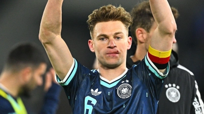 Joshua Kimmich feiert mit einer Verletzung an der Lippe den Sieg in der Schweiz.  (Foto: Tom Weller/dpa)