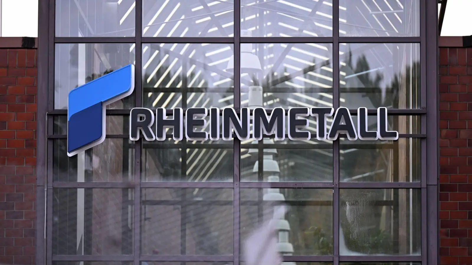 Rheinmetall-Logo an einem Werkstor. (Foto: Wolf von Dewitz/dpa)