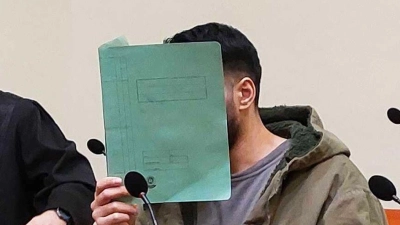 Auch am zweiten Prozesstag verdeckte der Angeklagte sein Gesicht. (Foto: Britta Schultejans/dpa)