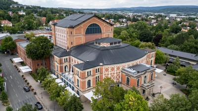 Das Festspielhaus thront auf dem Grünen Hügel von Bayreuth (Archiv). (Foto: Daniel Karmann/dpa)