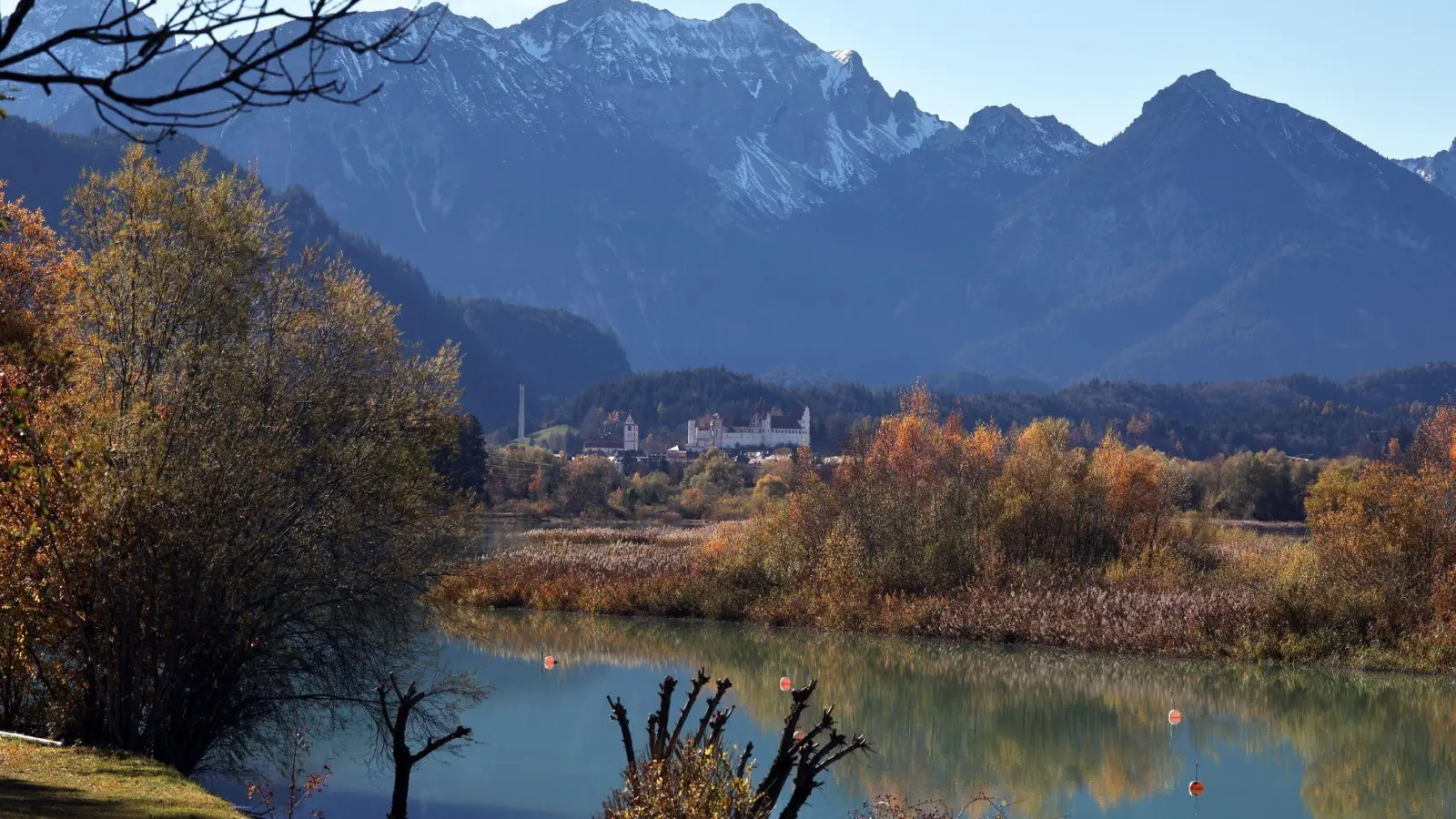 Füssen: Das Hohe Schloss thront hinter dem Forggensee (Foto: Karl-Josef Hildenbrand/dpa)