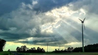 Derzeit setzen die Wind-Projektierer nach und nach die neuen Gesetzesgrundlagen um. Künftig werden Windräder also nur noch von der Sonne beleuchtet, oder höchstens minutenweise, wenn sich ein Flugobjekt nähert. (Foto: Uschi Wendel)