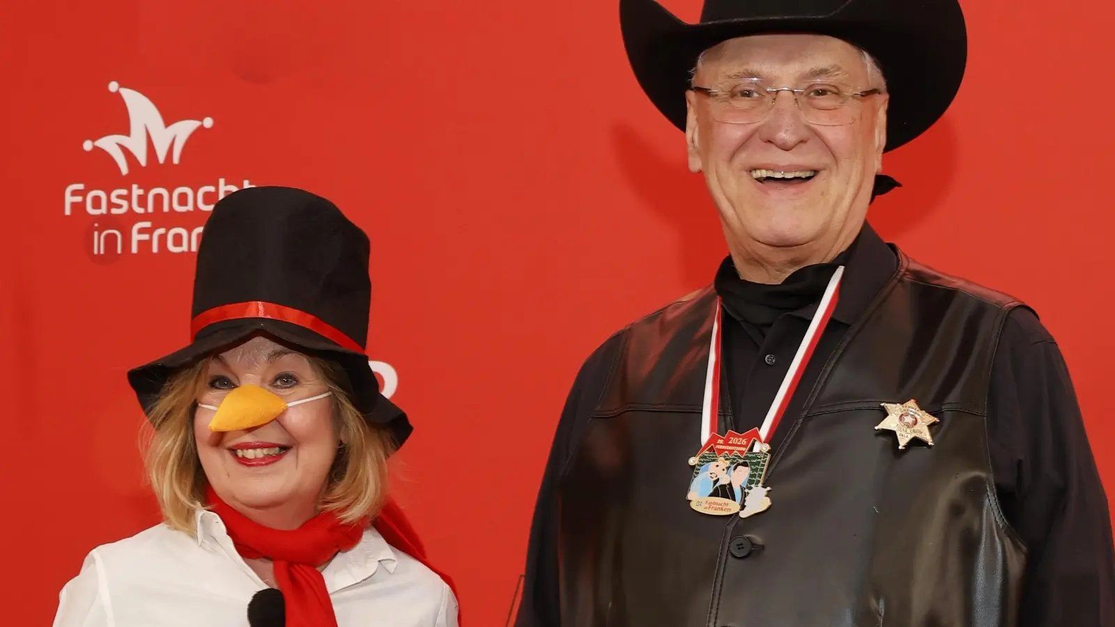 Wie gewohnt als schwarzer Sheriff bei der „Fastnacht in Franken”: Joachim Herrmann, der bayerische Innenminister. Ehefrau Gerswid wechselt hingegen die Verkleidung. (Foto: Reinhard Zichy)