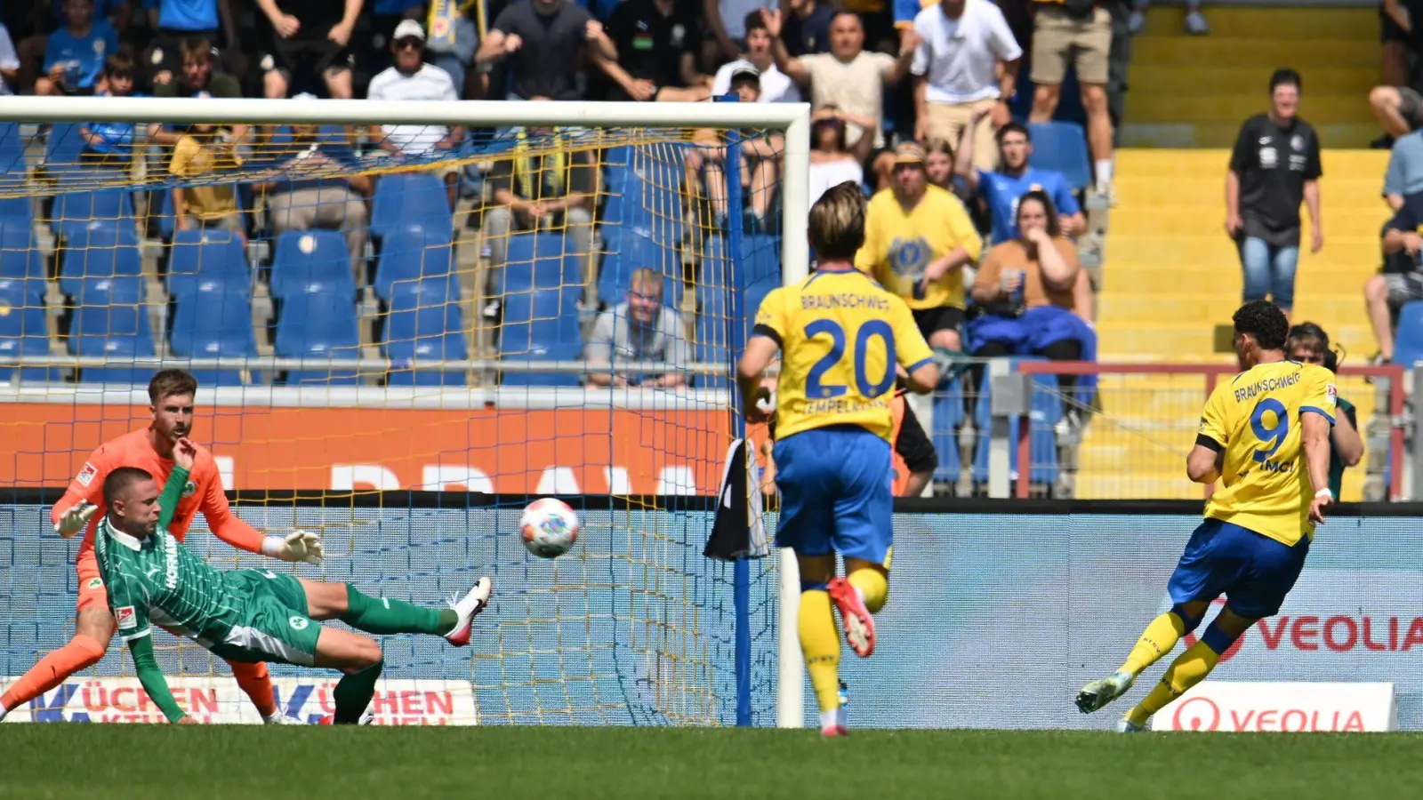 Brachte Eintracht Braunschweig in Führung: Erencan Yardimci (r) (Foto: Swen Pförtner/dpa)