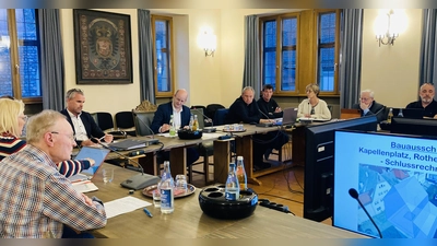 Ein Blick in die letzte Sitzung des noch aktuellen Stadtratsgremiums – hier beim Bauausschuss am Montagabend im Rathaus.  (Foto: Clarissa Kleinschrot)