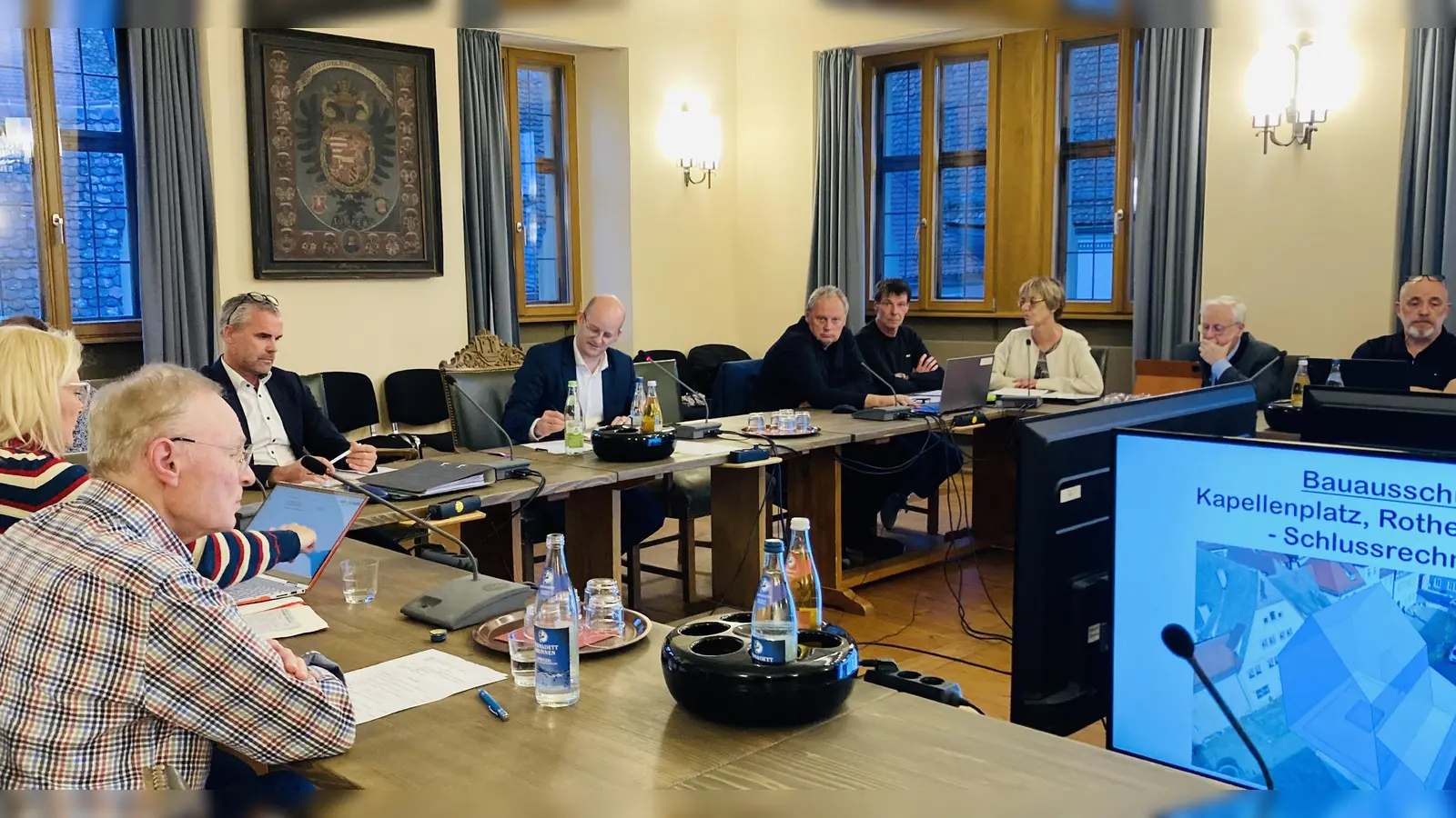 Ein Blick in die letzte Sitzung des noch aktuellen Stadtratsgremiums – hier beim Bauausschuss am Montagabend im Rathaus.  (Foto: Clarissa Kleinschrot)