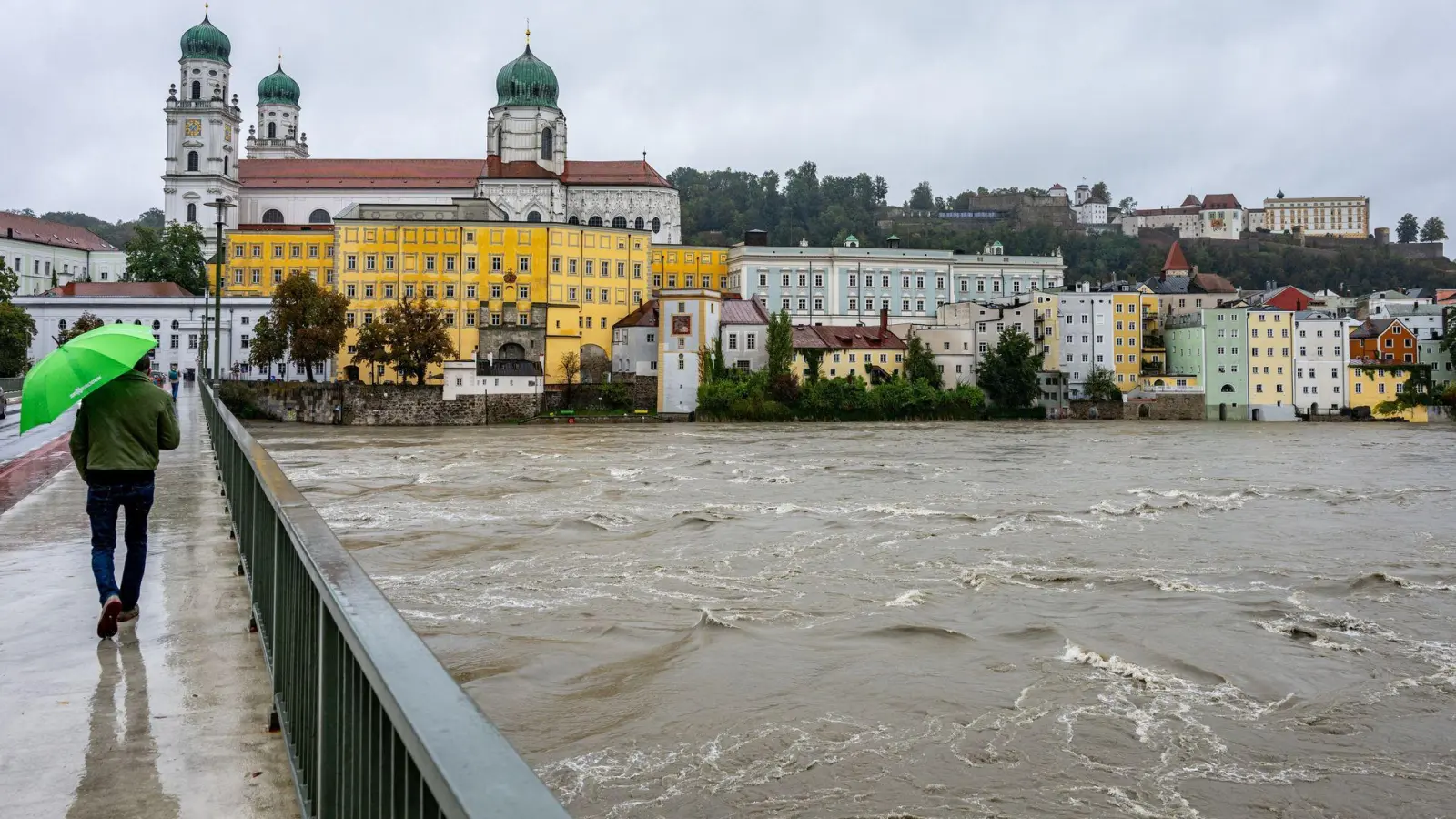 In Bayern bringen die Regenmassen mancherorts Überflutungen mit sich. In Passau, wo sich drei Flüsse treffen, sollte mit ersten Sperrungen in der Altstadt in den Abendstunden gerechnet werden, teilte die Stadt mit. (Foto: Armin Weigel/dpa)