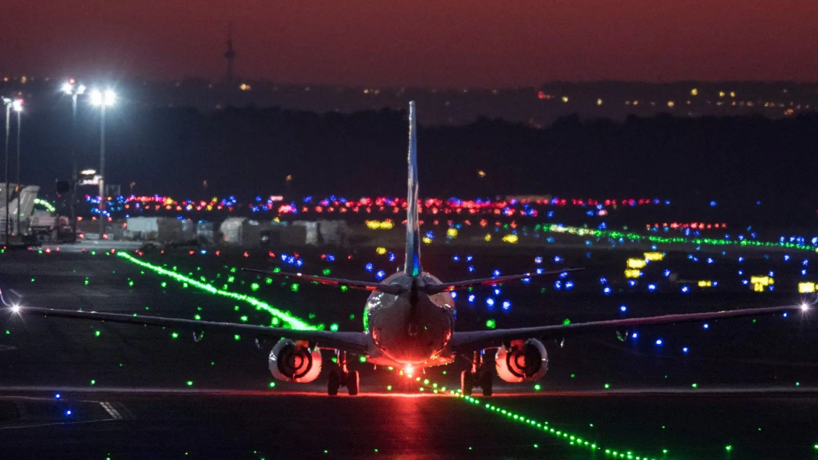 Ein Fußgänger ist auf der A3 neben dem Terminal 2 des Flughafens Frankfurt von einem Lastwagen angefahren und tödlich verletzt worden. (Symbolbild)  (Foto: Boris Roessler/dpa)