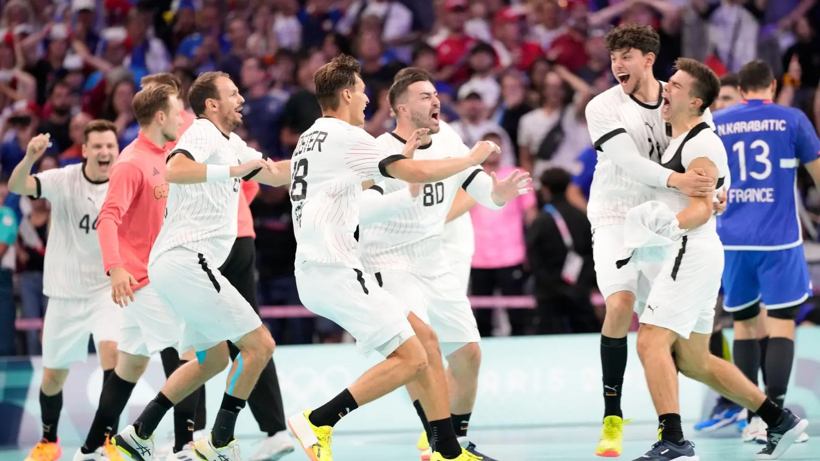 Die deutschen Handballer stehen im Olympia-Halbfinale (Foto: Brian Inganga/AP/dpa)